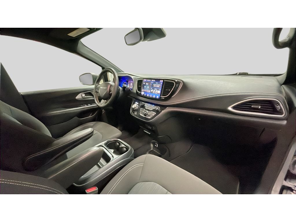 Used 2023 Chrysler Pacifica Touring image 17