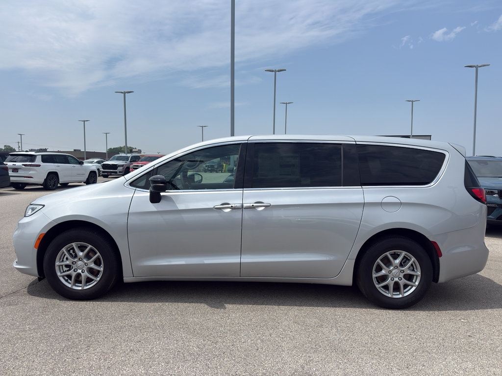 New 2026 Chrysler Pacifica Select FWD image 6