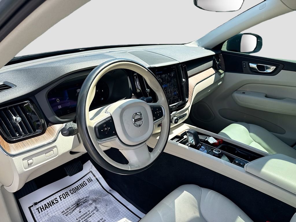 Used 2022 Volvo XC60 B5 Momentum w/ Climate Package image 10