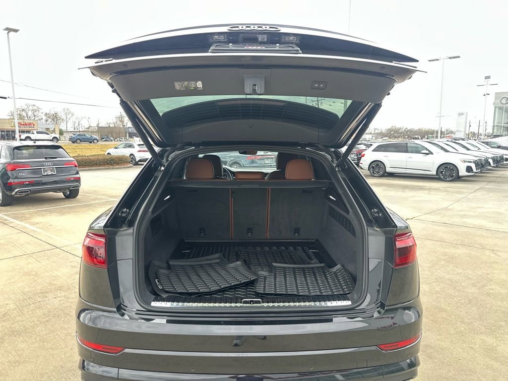 Used 2025 Audi Q8 Prestige image 25