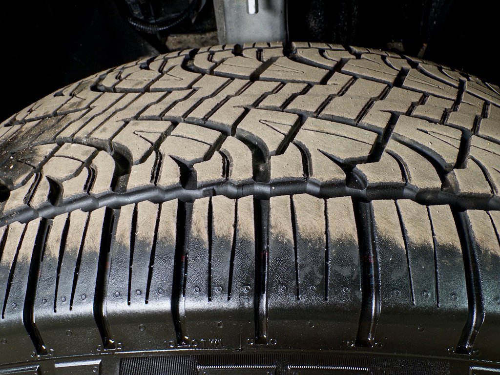 Used 2025 Tesla Cybertruck AWD Crew Cab image 31