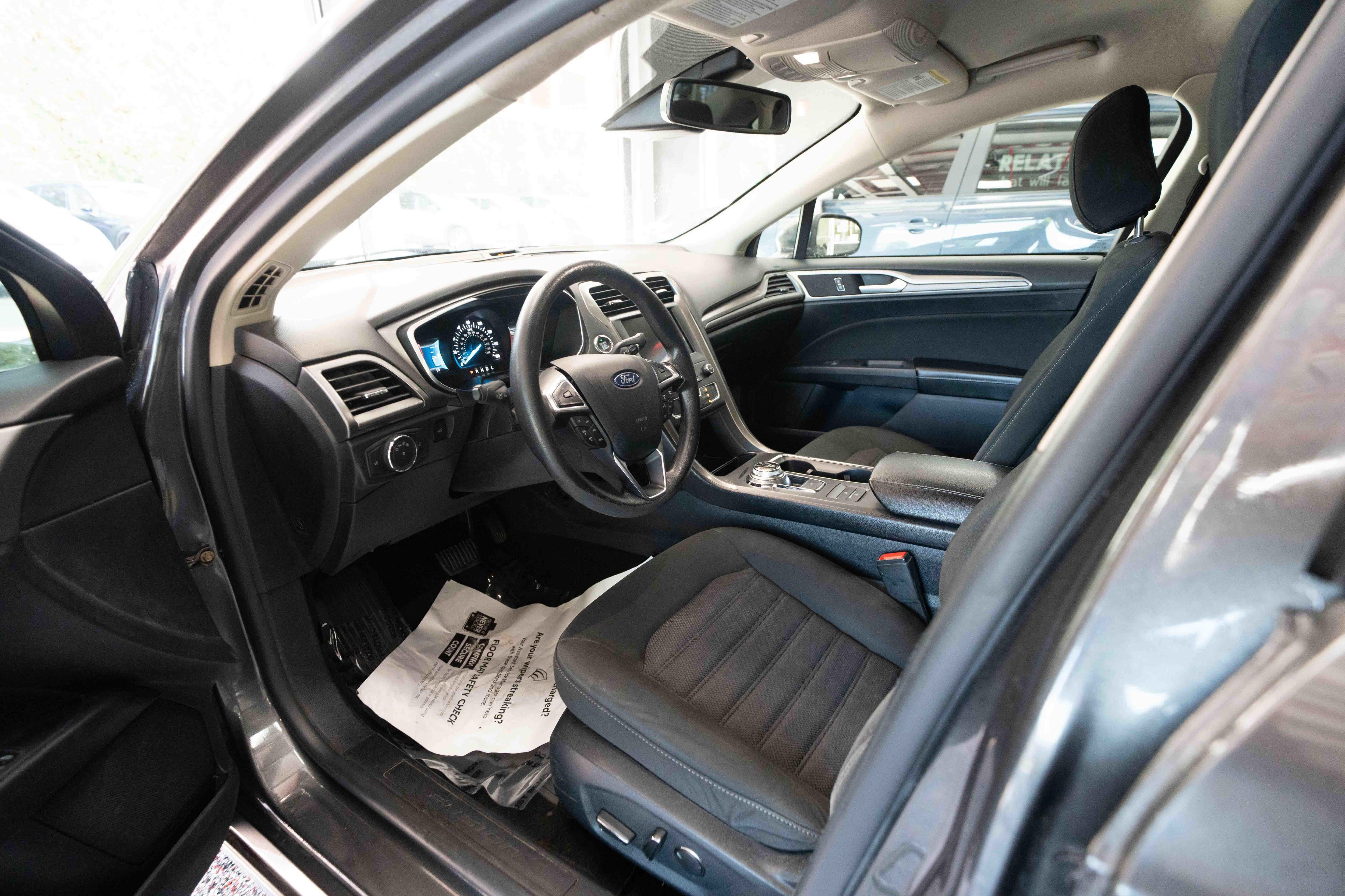 Used 2020 Ford Fusion SE FWD image 8