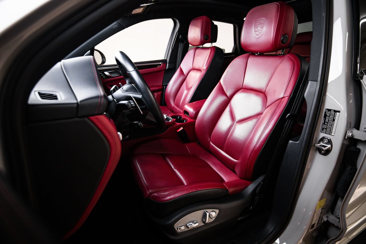 Certified 2023 Porsche Macan Turbo AWD/4WD image 5