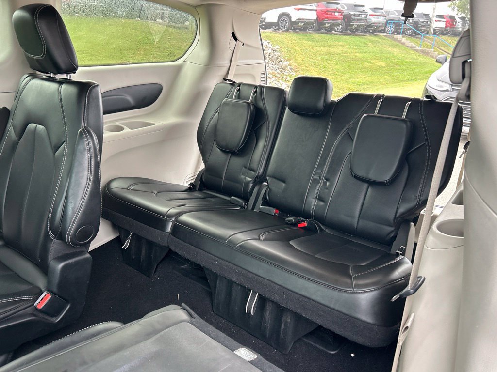 Used 2024 Chrysler Pacifica Touring-L FWD image 10