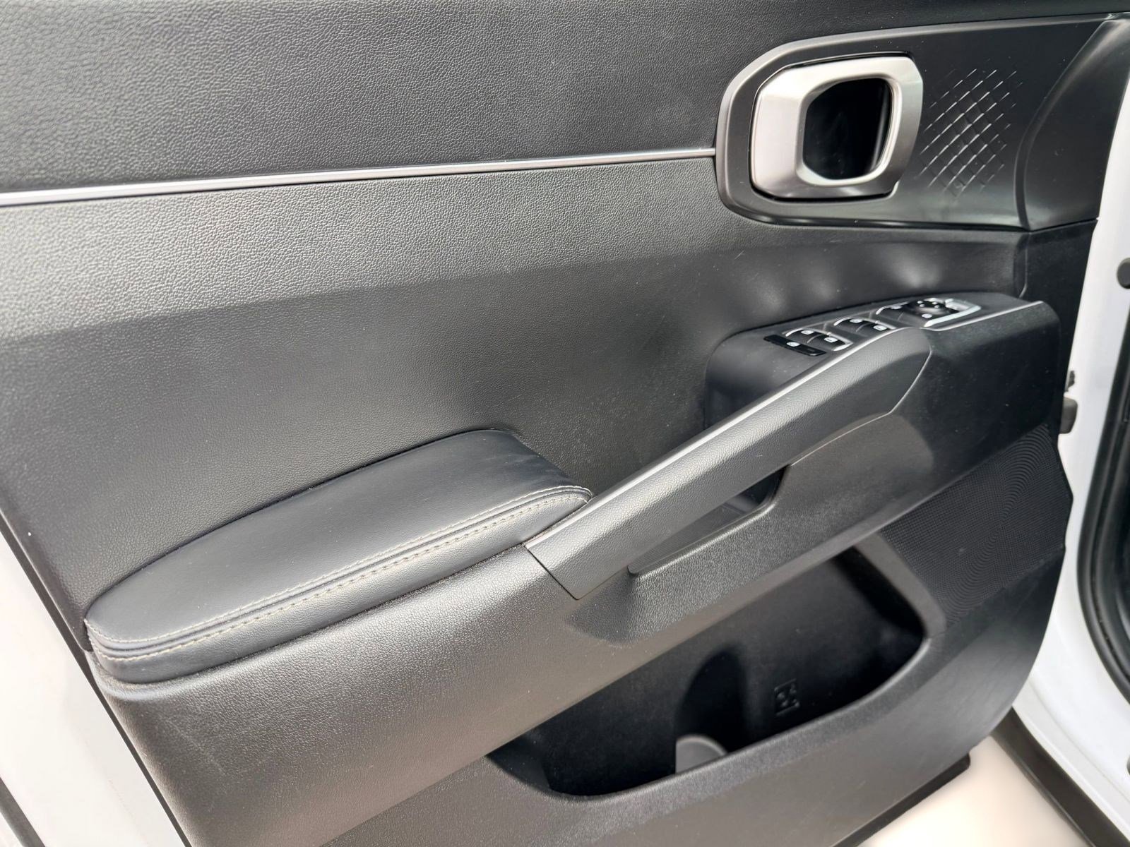 Used 2021 Kia Sorento LX image 10