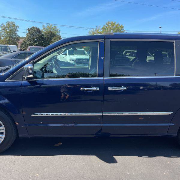 Used 2015 Chrysler Town & Country Limited FWD image 3