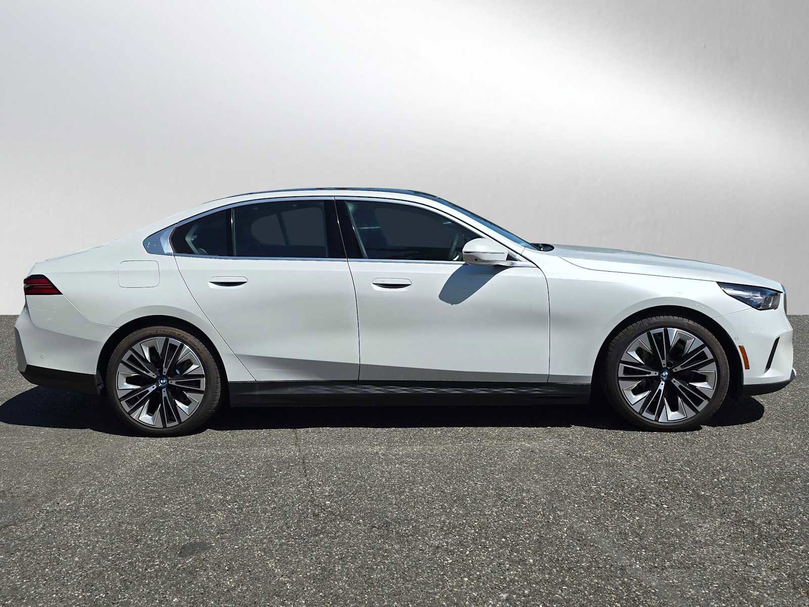 Used 2024 BMW i5 eDrive40i w/ M Sport Package image 8