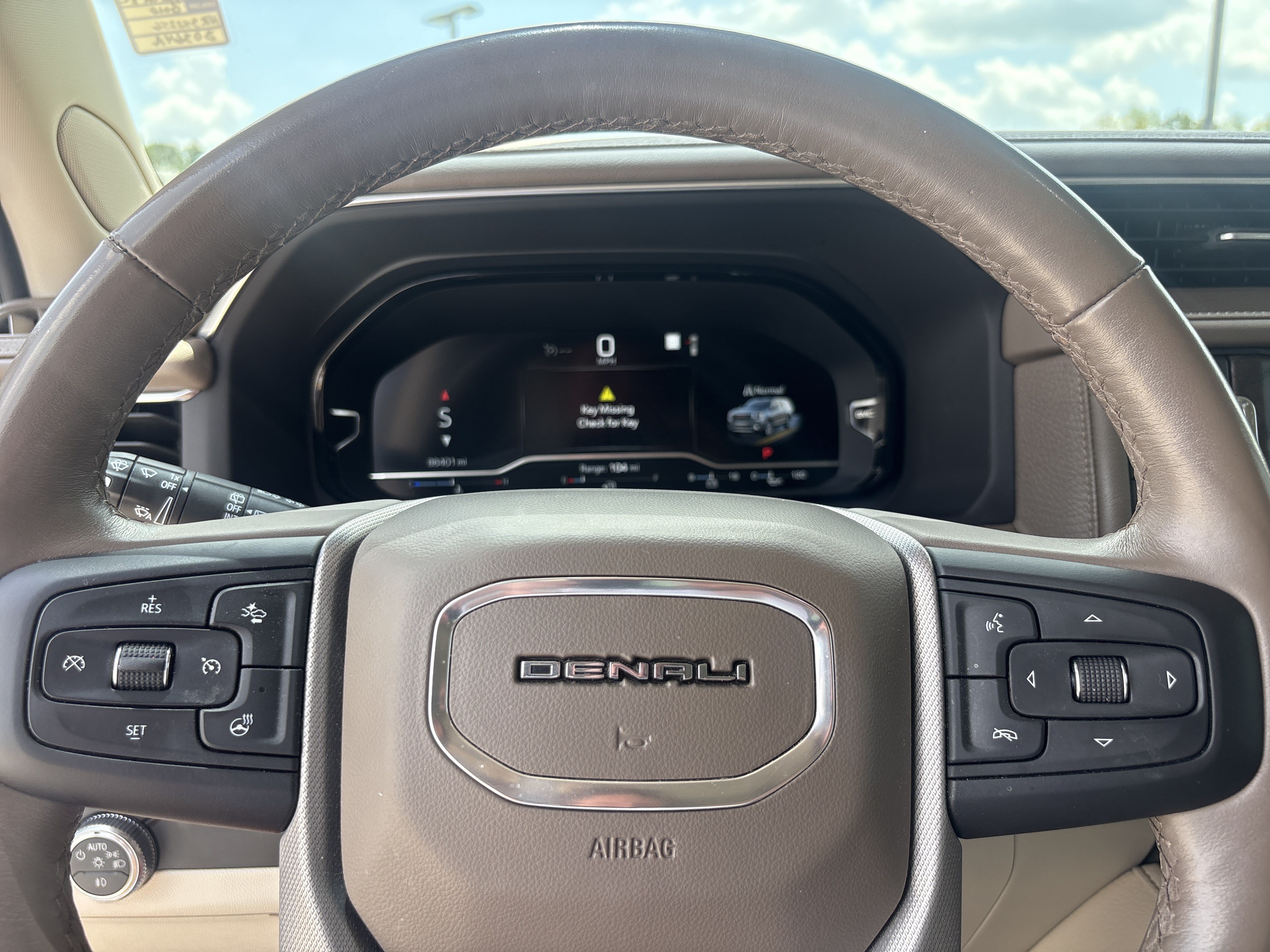 Used 2022 GMC Yukon XL Denali RWD image 15