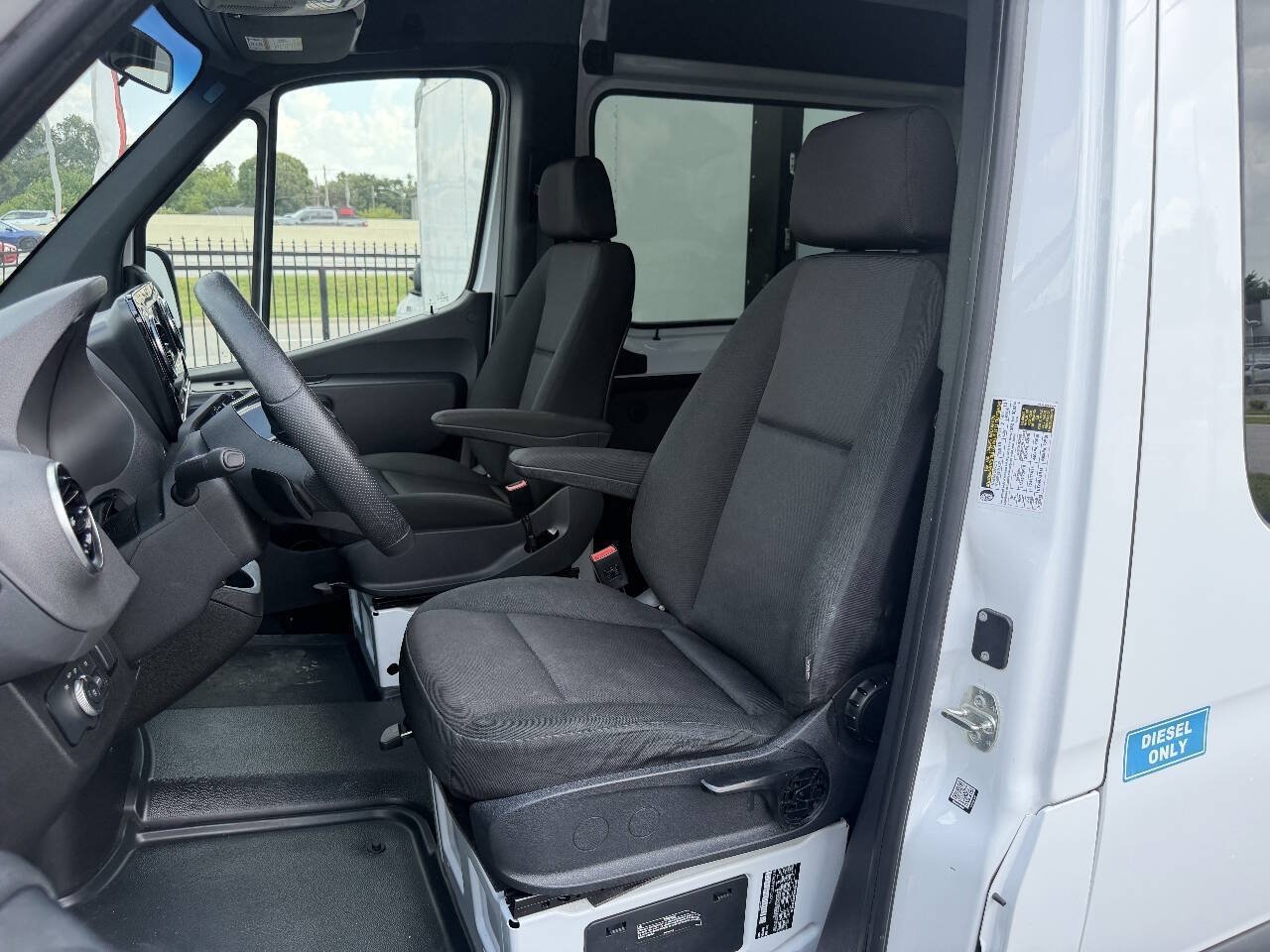Used 2025 Mercedes-Benz Sprinter 2500 image 11