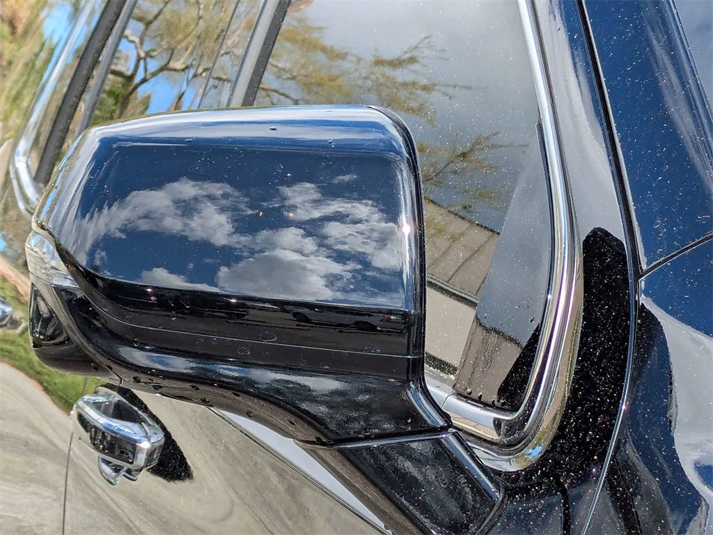 Used 2021 GMC Yukon Denali w/ Denali Premium Package image 10