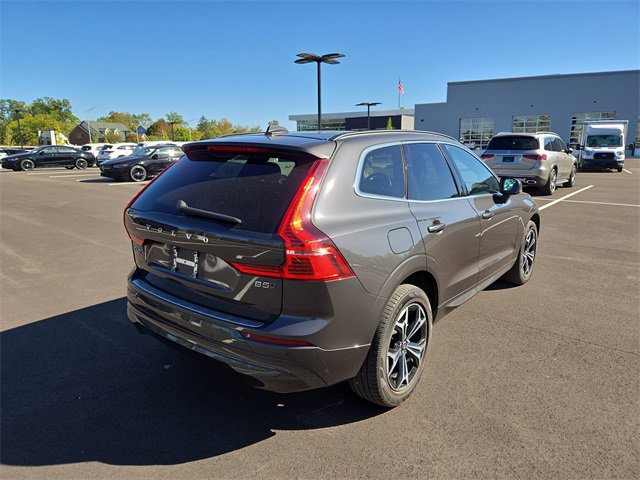 Used 2022 Volvo XC60 B5 Momentum w/ Climate Package image 3