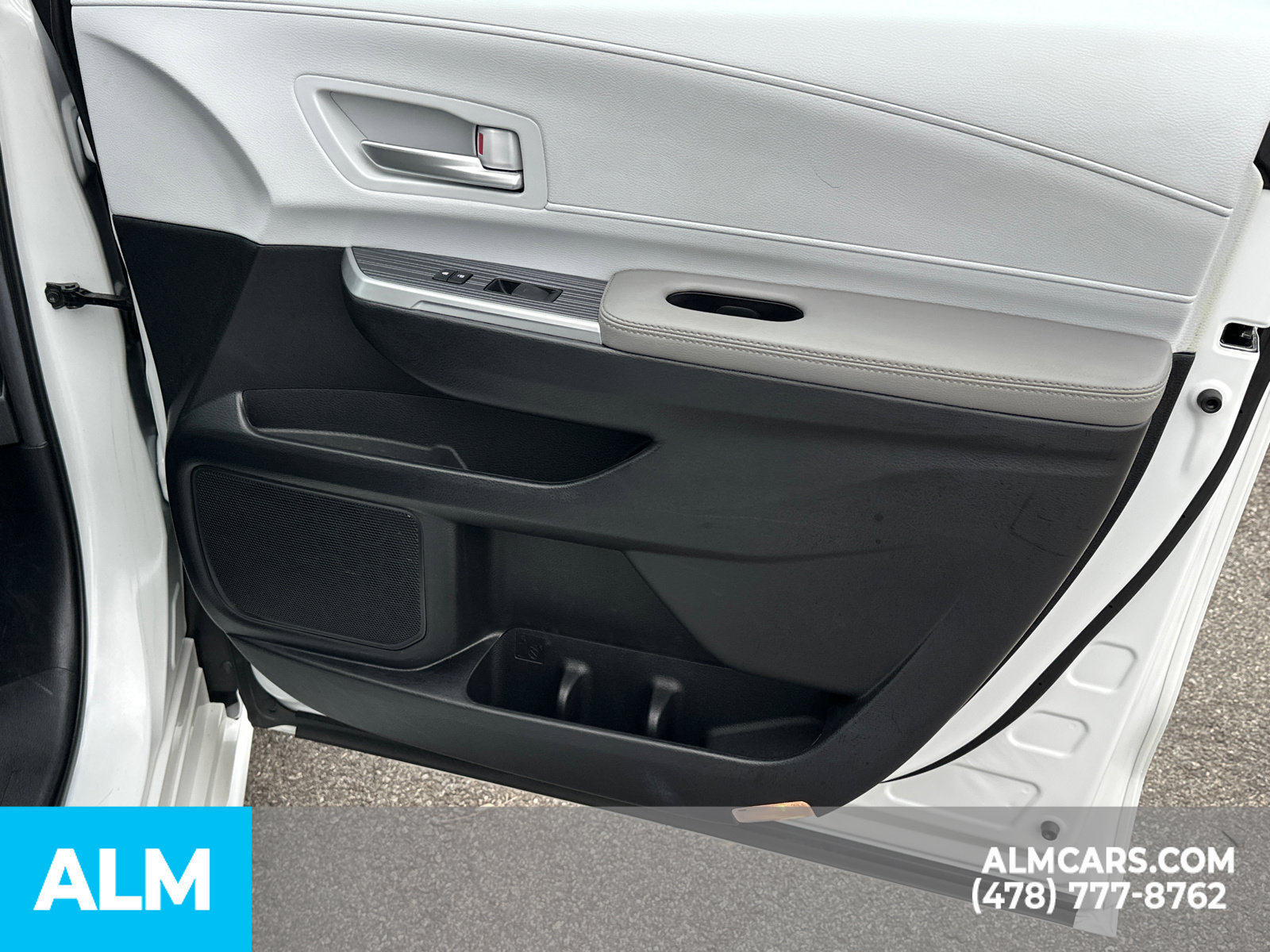 Used 2025 Toyota Sienna XLE FWD image 16