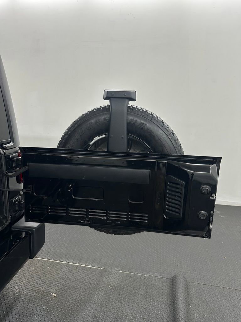 Used 2017 Jeep Wrangler Unlimited Sahara w/ Connectivity Group image 29