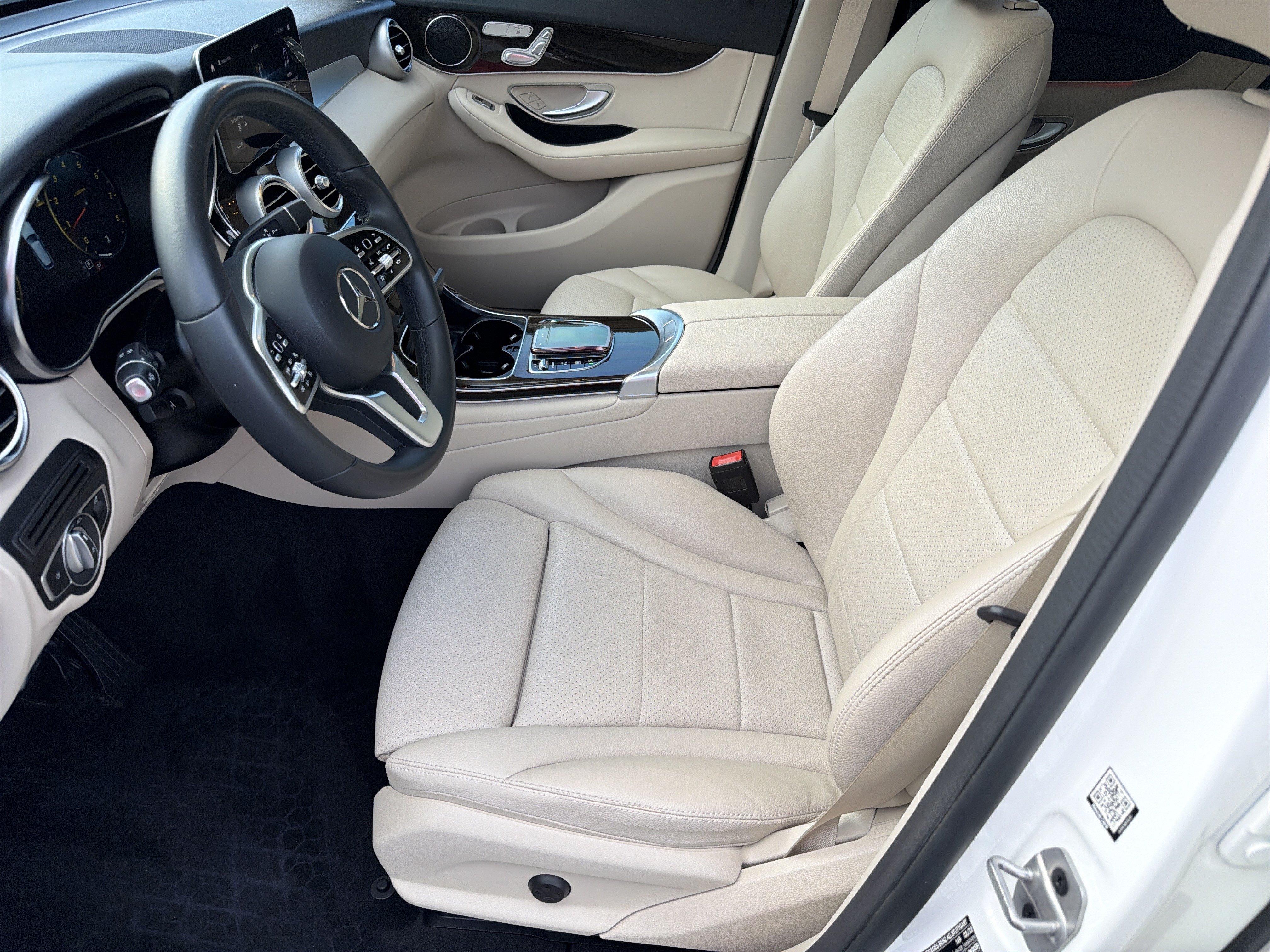 Used 2022 Mercedes-Benz GLC 300 image 2