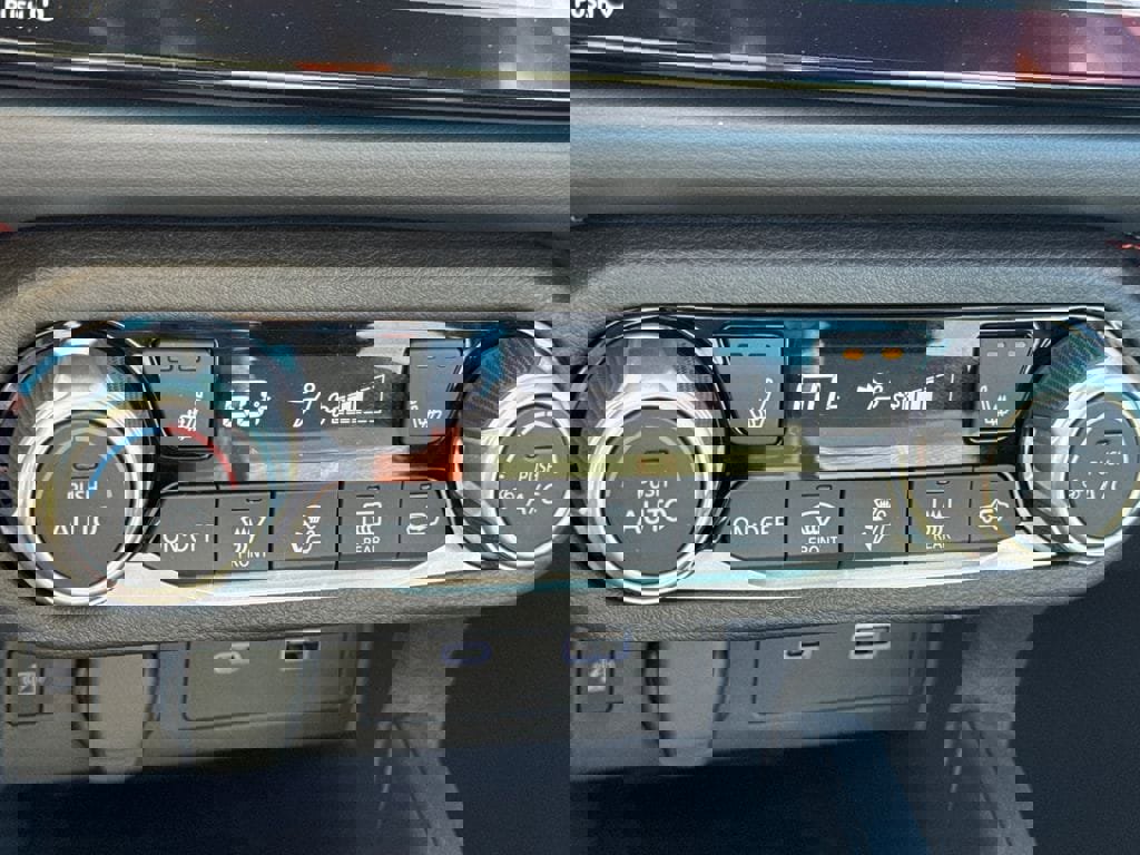 New 2025 Nissan Versa SR w/ Trunk Package image 16