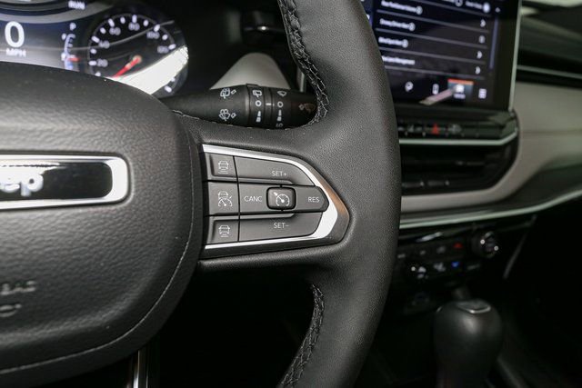 Used 2023 Jeep Compass Limited image 31