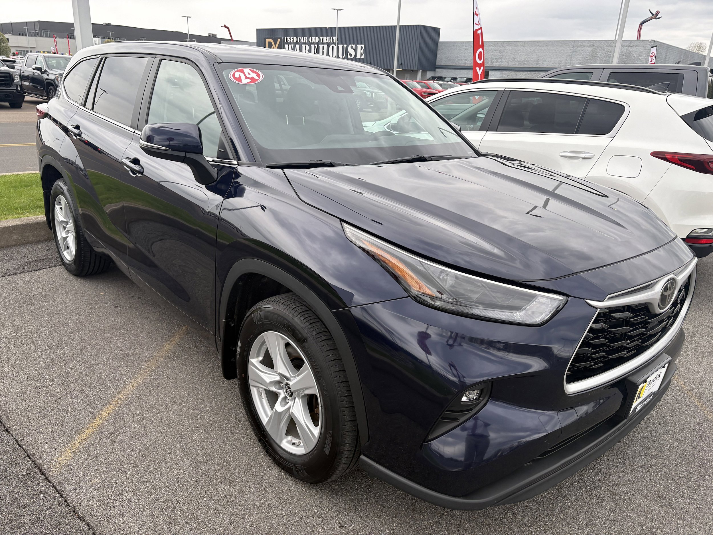 Used 2024 Toyota Highlander LE AWD/4WD image 2
