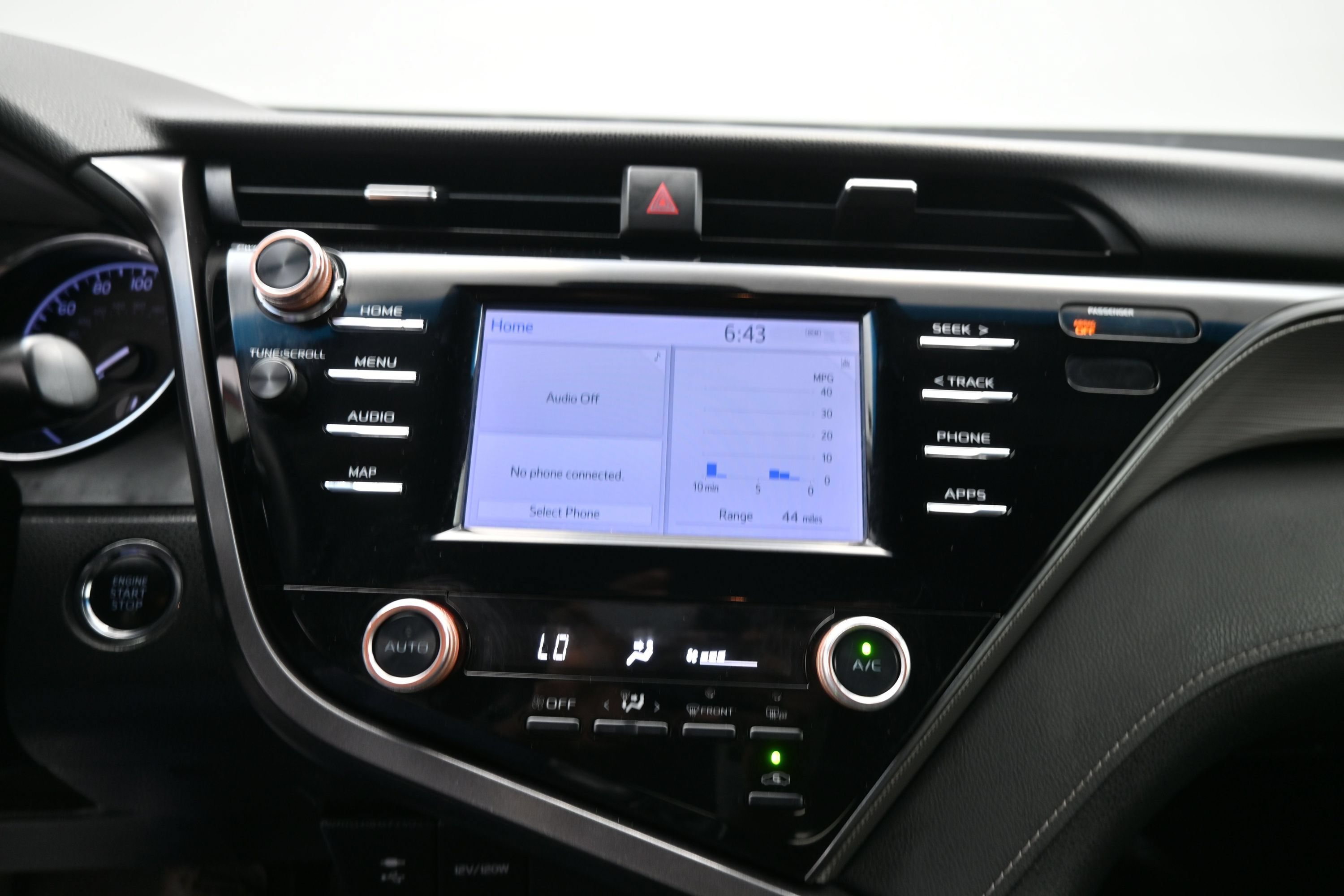 Used 2019 Toyota Camry SE w/ Convenience Package FWD image 14