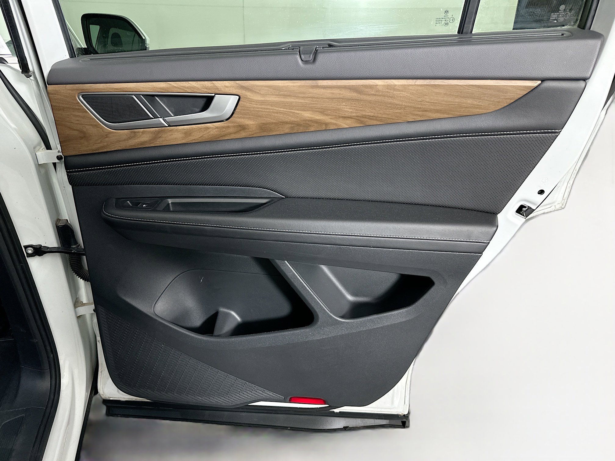 Used 2025 Volkswagen Atlas SE image 31