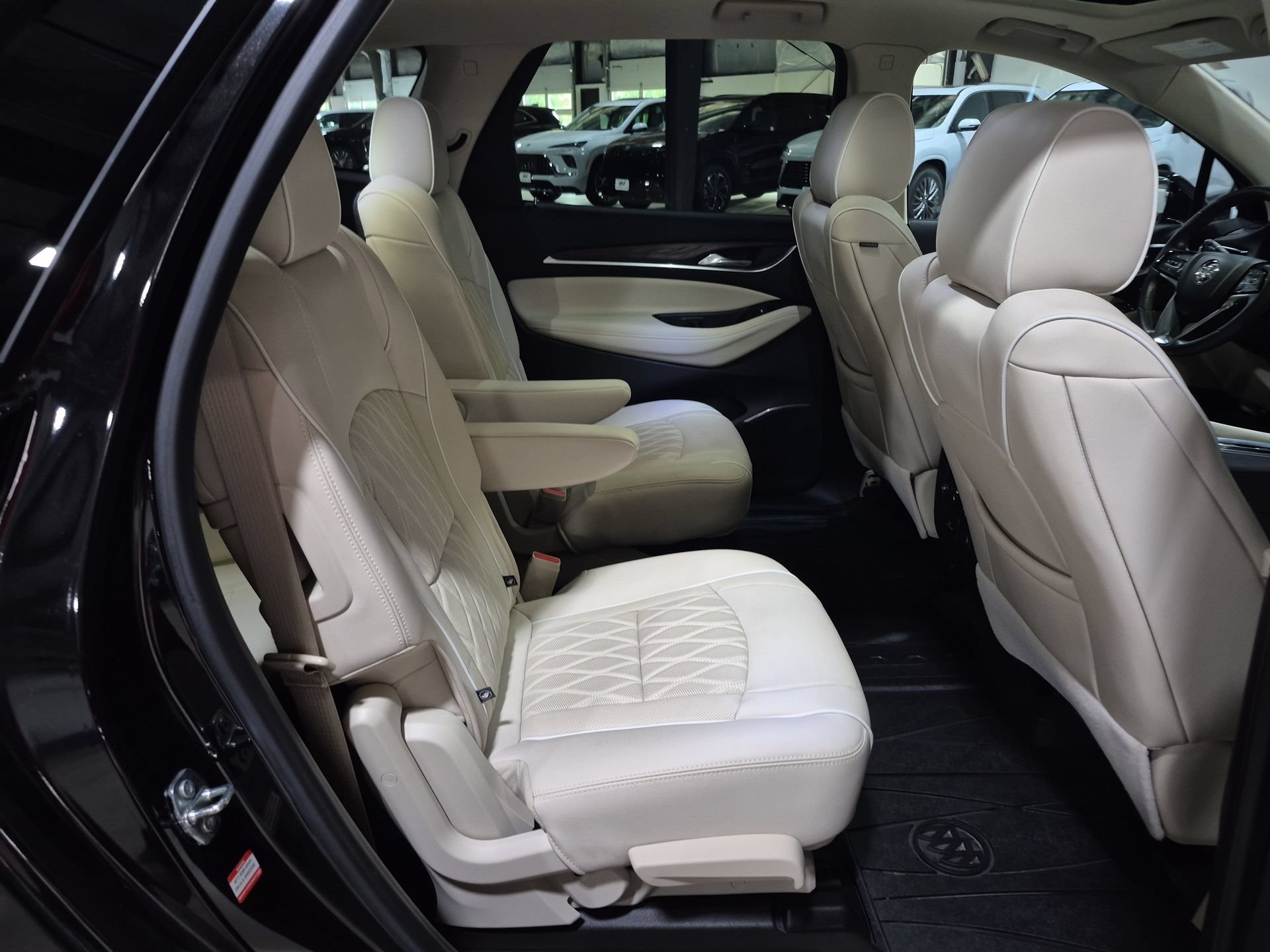 Used 2022 Buick Enclave Avenir w/ Avenir Technology Package AWD/4WD image 29