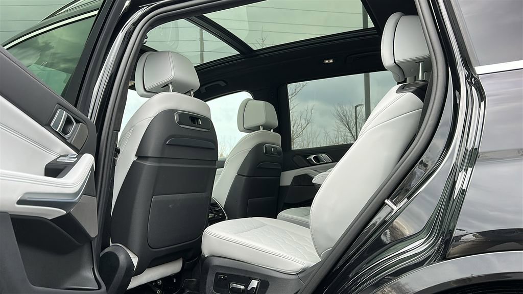 Used 2025 BMW X7 xDrive40i w/ Premium Package image 23