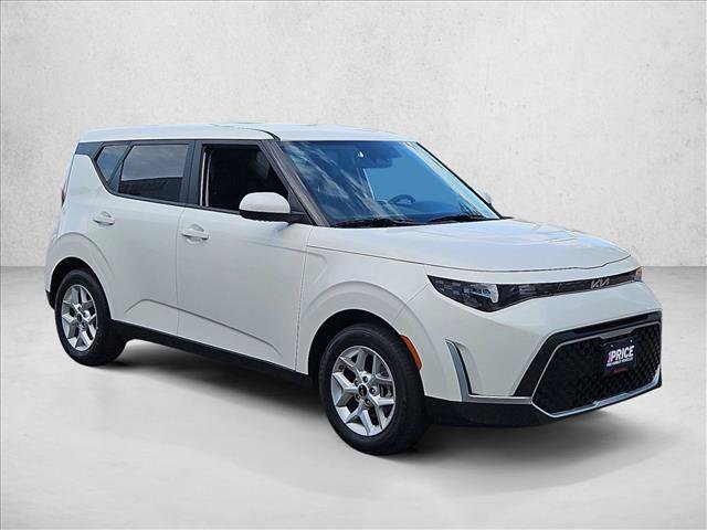 Used 2025 Kia Soul LX FWD image 3