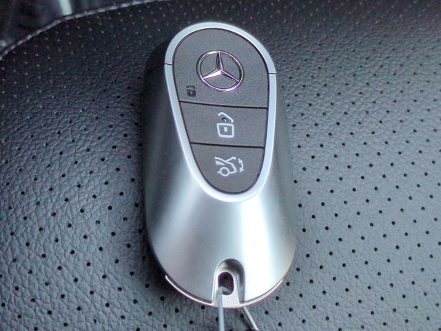 Used 2026 Mercedes-Benz GLC 300 image 28