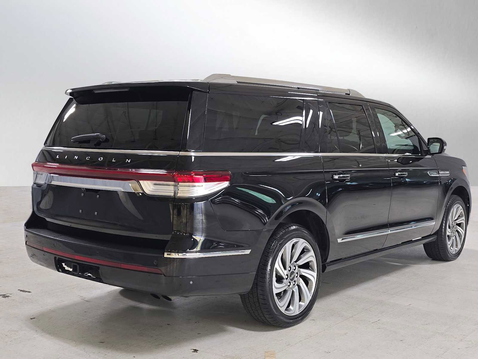 Used 2024 Lincoln Navigator L Premiere image 3