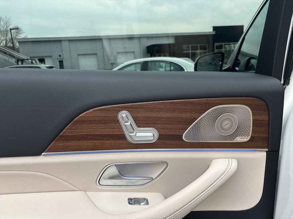 Used 2025 Mercedes-Benz GLS 450 4MATIC image 13