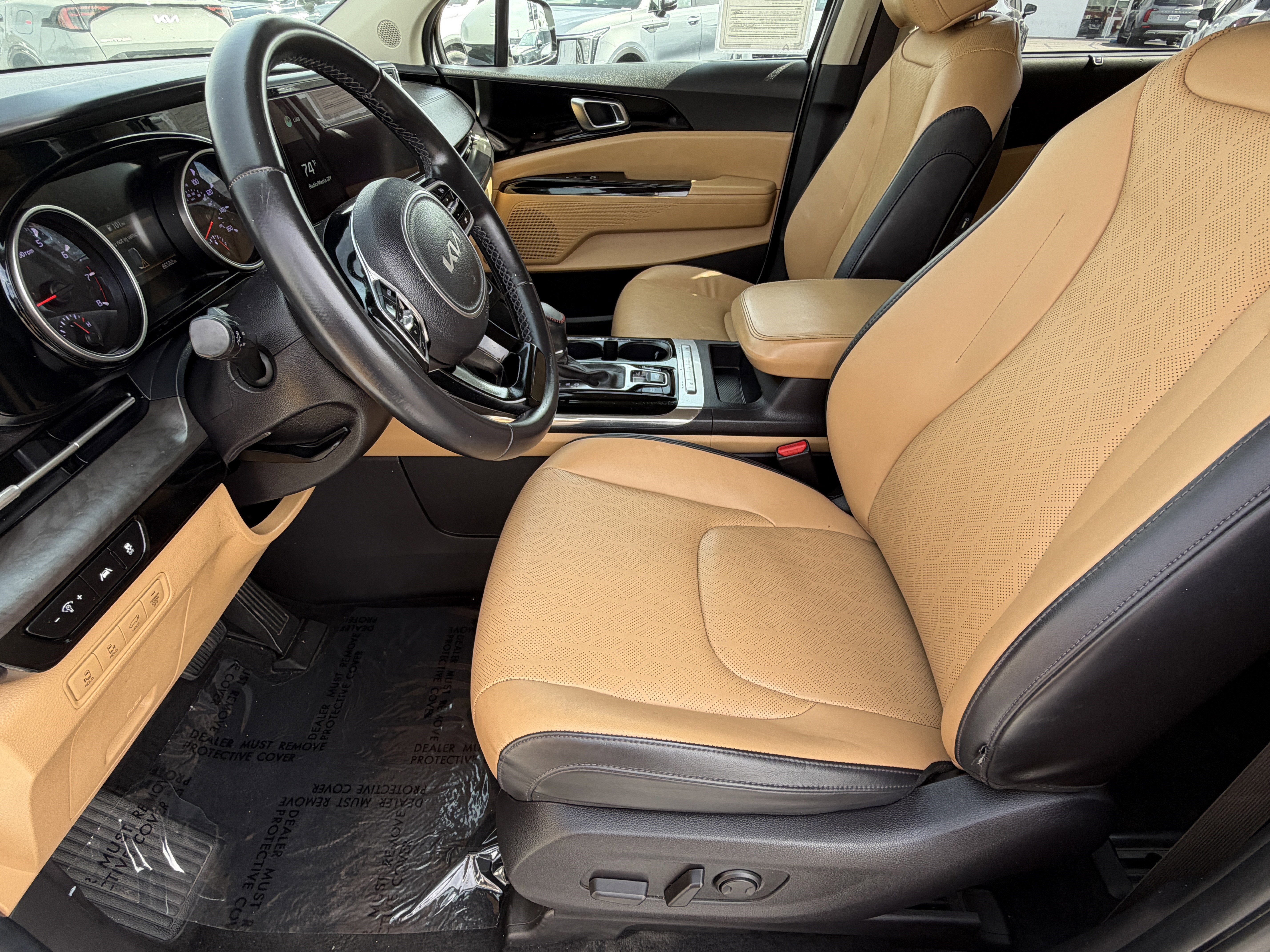 Used 2022 Kia Carnival EX image 16