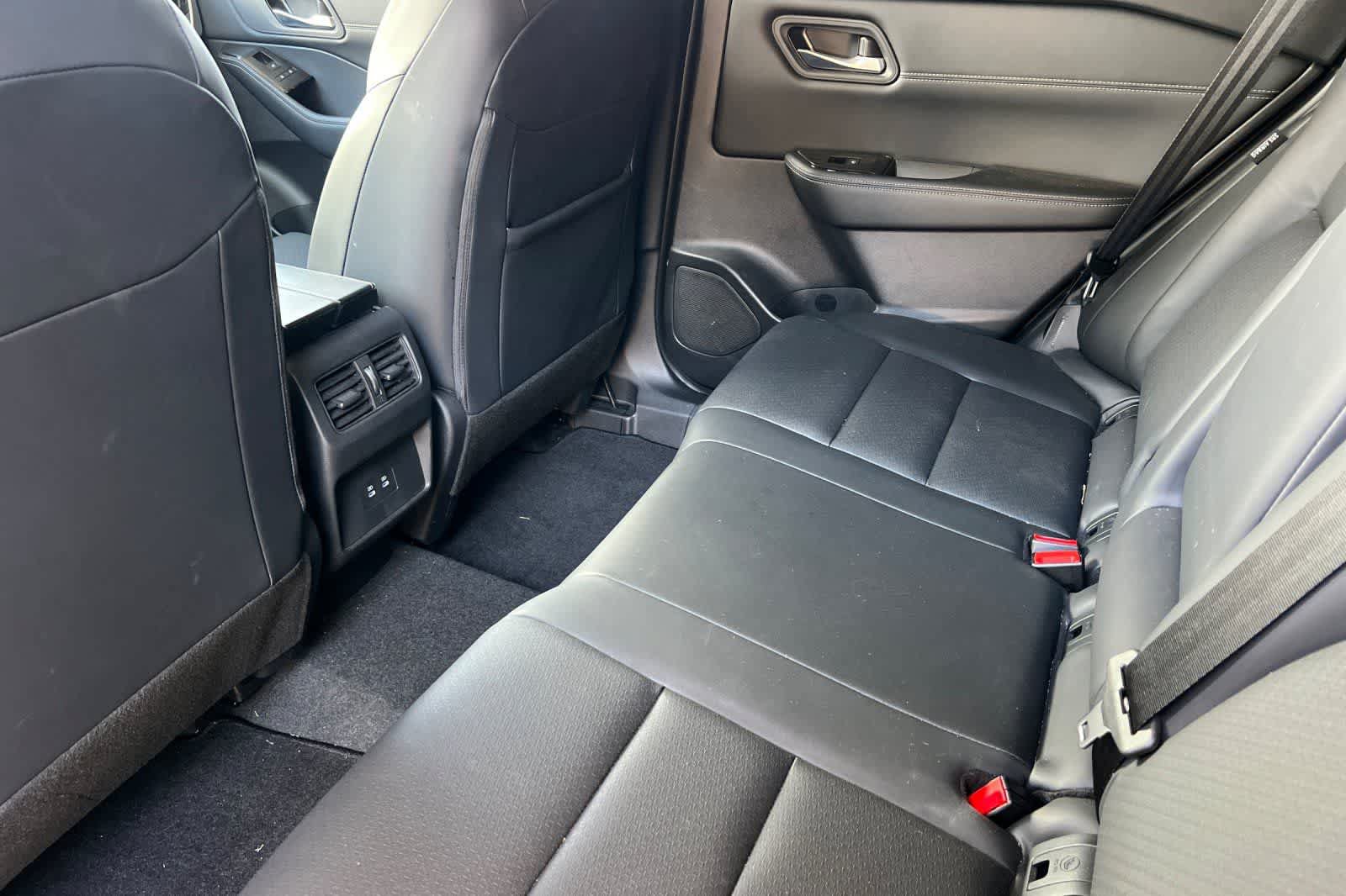 Used 2025 Nissan Rogue SV w/ SV Premium Package FWD image 5