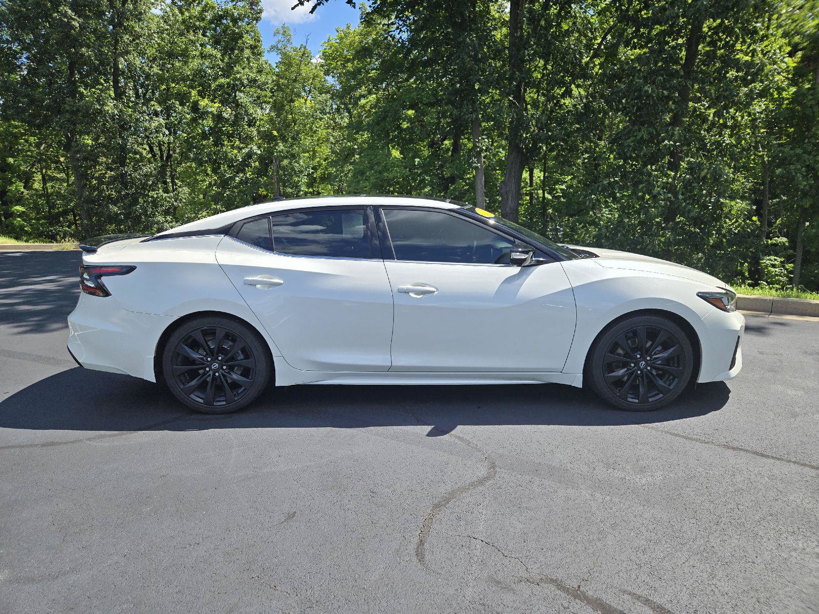 Used 2023 Nissan Maxima SR w/ Sport Mat Group FWD image 2