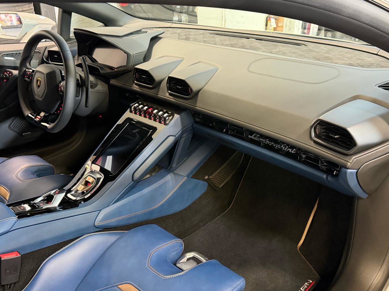 Used 2021 Lamborghini Huracan EVO image 23