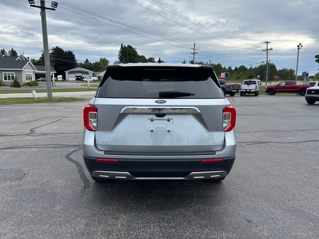 Used 2024 Ford Explorer XLT w/ Equipment Group 202A AWD/4WD image 4