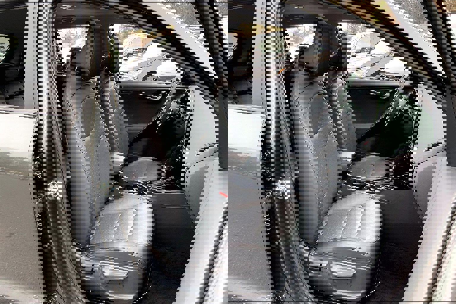 Used 2023 Kia Niro SX image 9