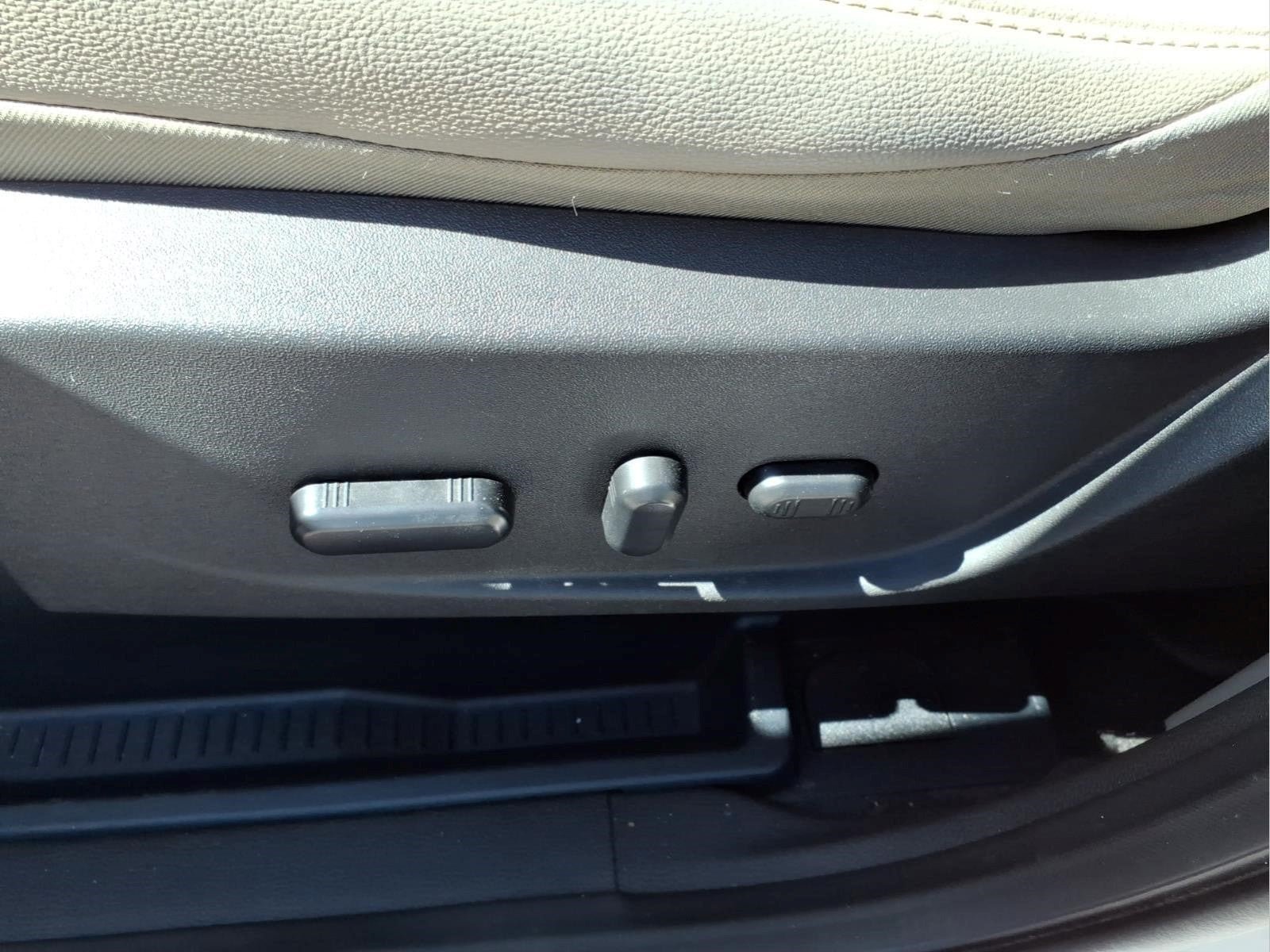 Used 2017 Ford Escape SE w/ SE Leather Comfort Package FWD image 13