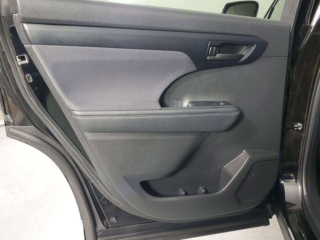 Used 2023 Toyota Highlander LE image 30