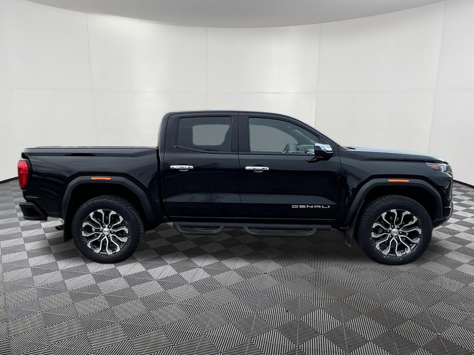 Used 2024 GMC Canyon Denali AWD/4WD image 7