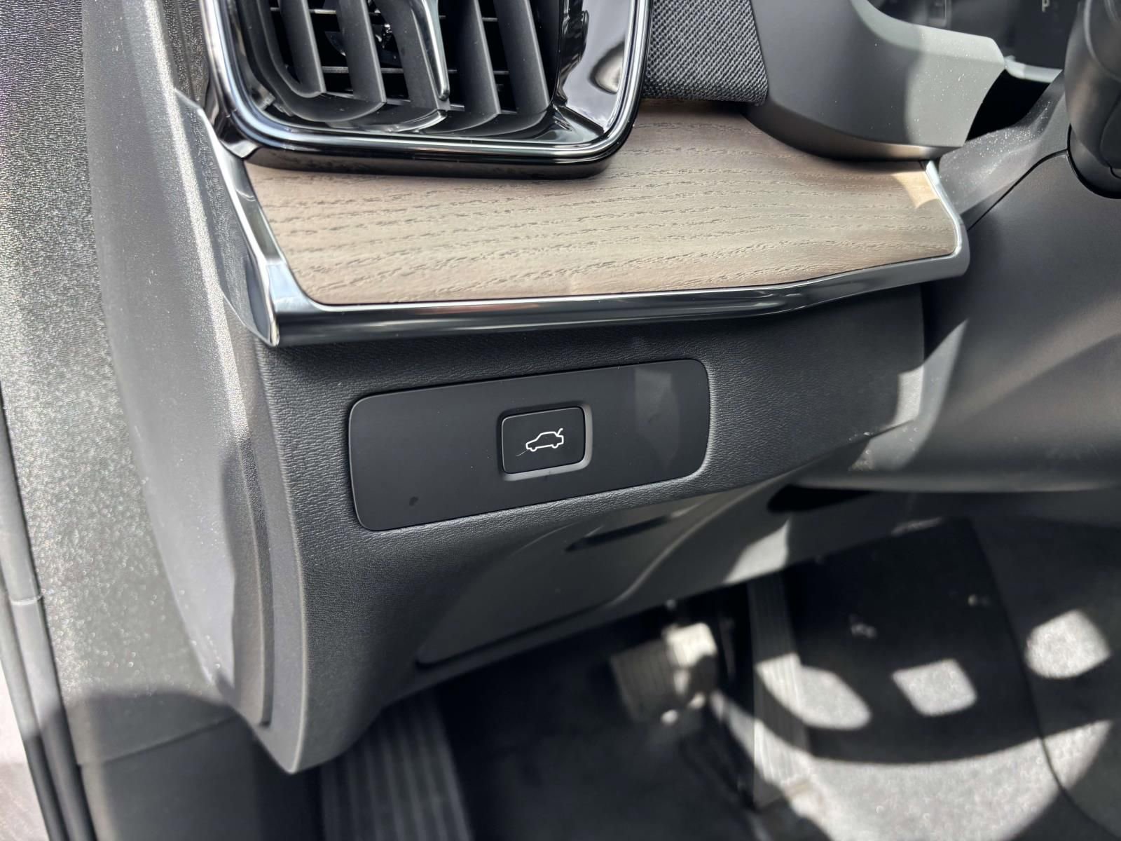 New 2026 Volvo XC90 B5 Core w/ Protection Package Premier AWD/4WD image 15