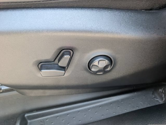 Used 2025 Chrysler Pacifica Limited FWD image 16