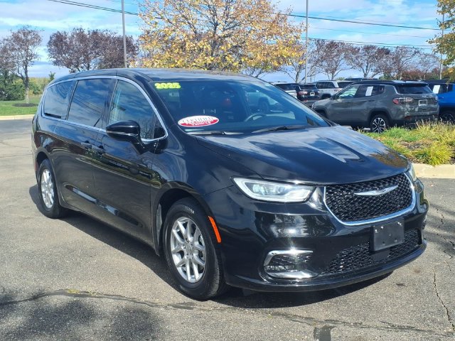 Certified 2025 Chrysler Pacifica Select FWD image 3