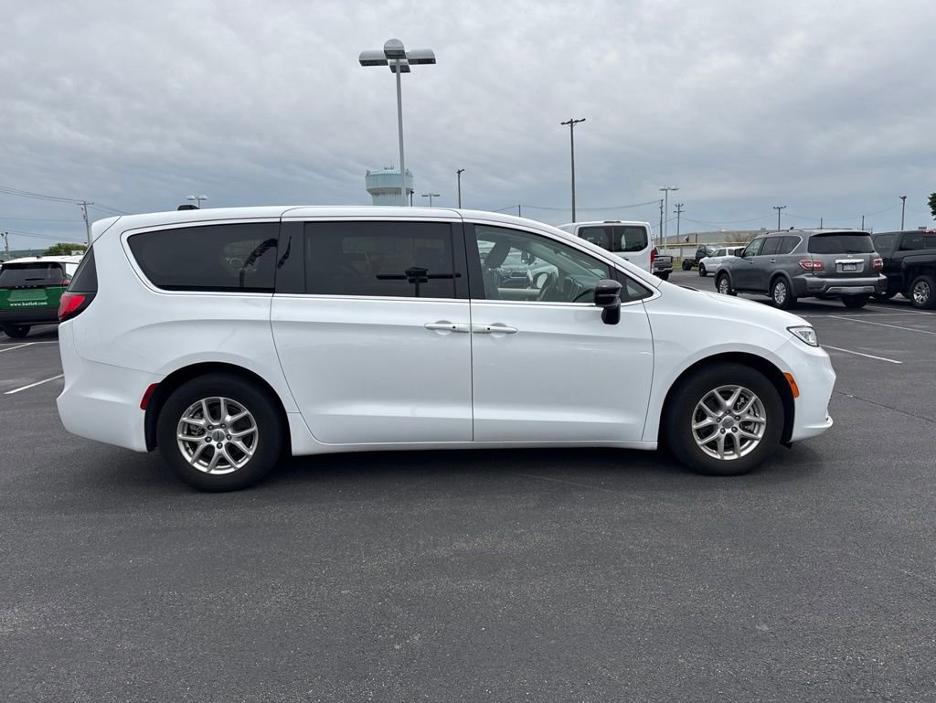 Used 2024 Chrysler Pacifica Touring-L FWD image 4