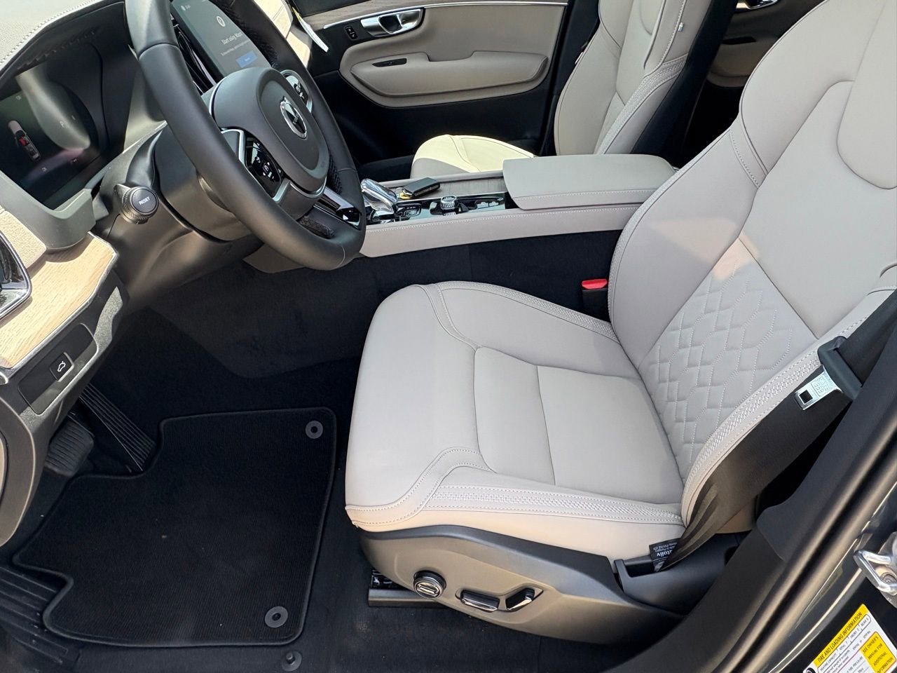 New 2026 Volvo XC90 B6 Plus w/ Protection Package Premier AWD/4WD image 16