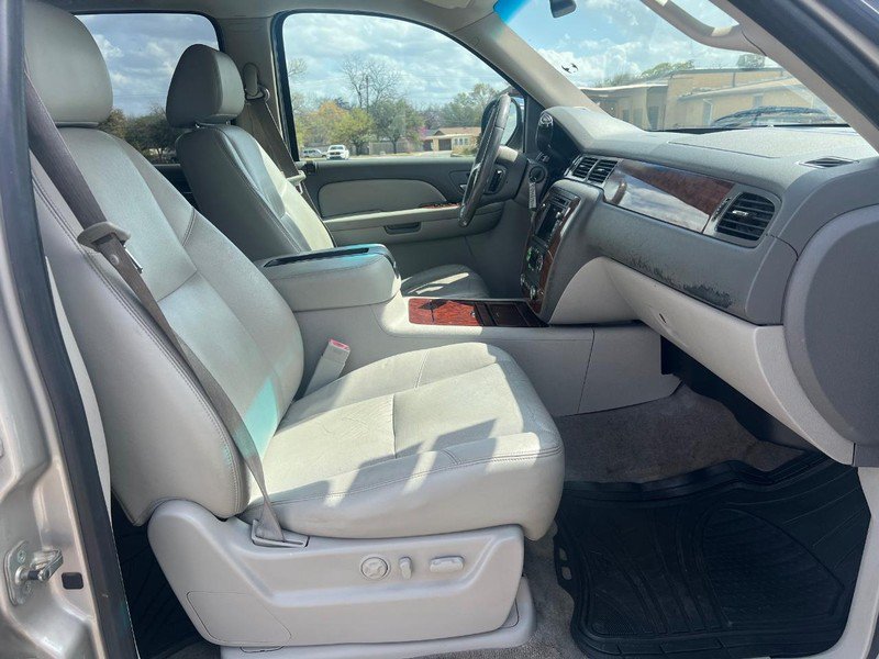 Used 2009 Chevrolet Suburban LTZ RWD image 11
