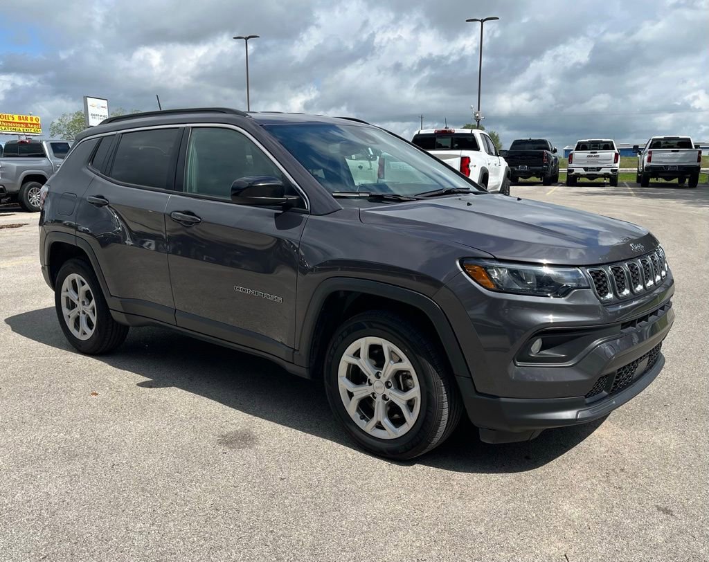 Used 2024 Jeep Compass Latitude AWD/4WD image 3
