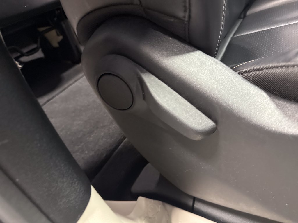 Used 2023 Chrysler Pacifica Touring-L FWD image 33