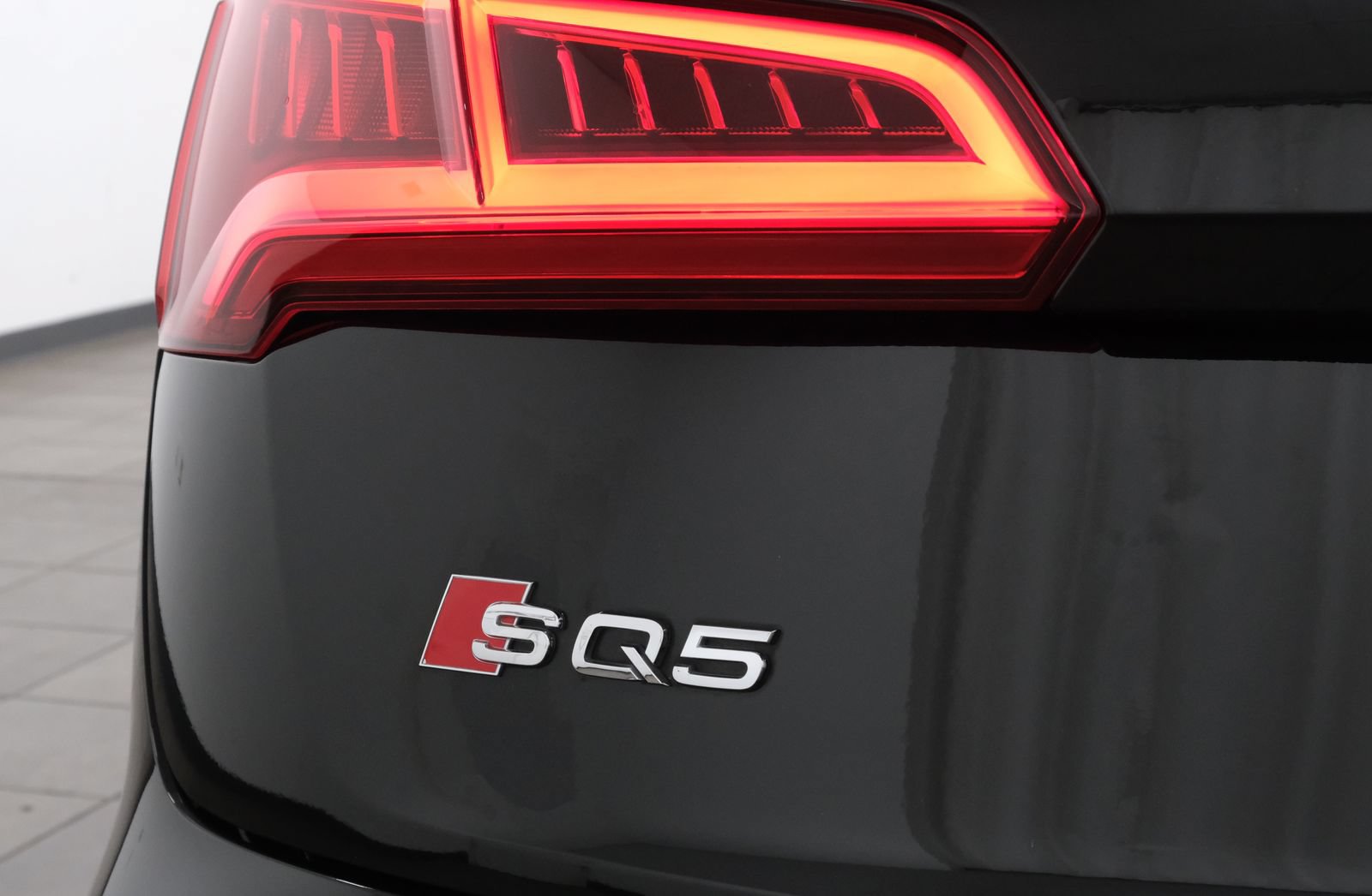 Used 2018 Audi SQ5 Prestige w/ Prestige Package AWD/4WD image 4