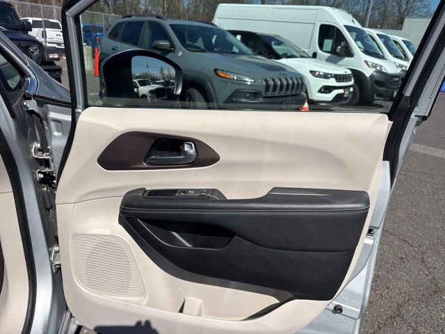 Used 2023 Chrysler Voyager LX image 26