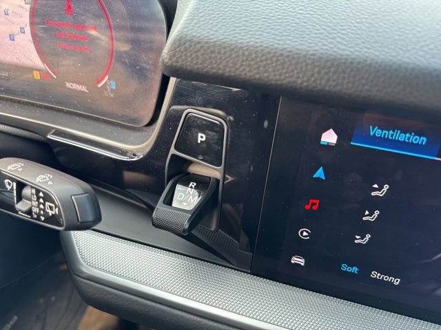 Used 2024 Porsche Cayenne w/ Premium Package image 36