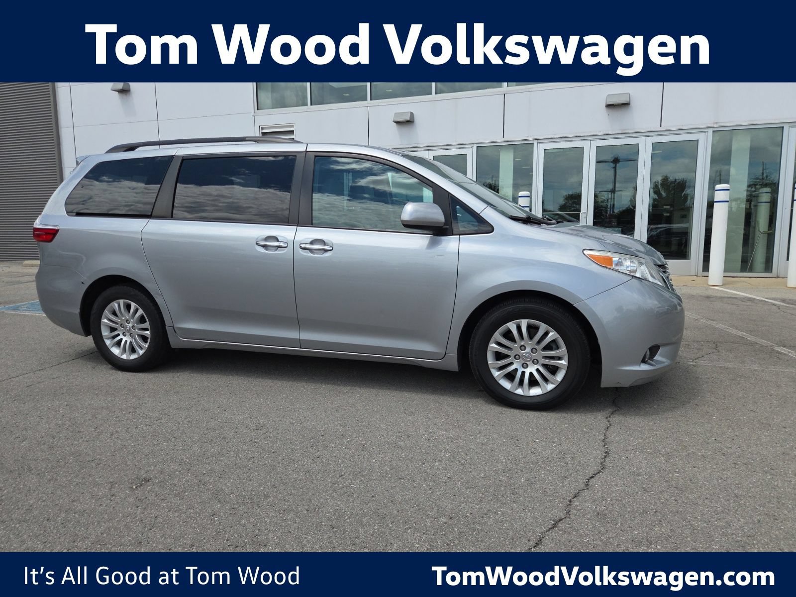 Used 2017 Toyota Sienna XLE FWD image 1